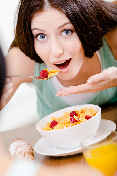 Mujer comiendo sabroso desayuno
 - Foto, imagen