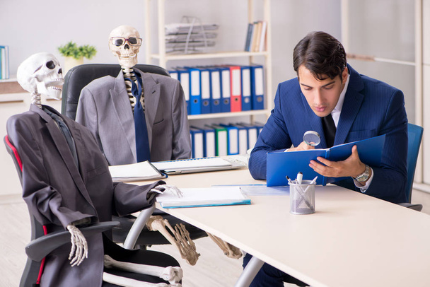Смішна ділова зустріч з босом і скелетами
 - Фото, зображення