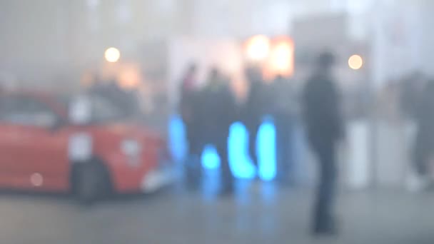 Sok ember séta a füst teli szobában - Felvétel, videó