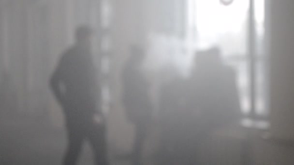 Beaucoup de gens marchent dans une pièce remplie de fumée
 - Séquence, vidéo