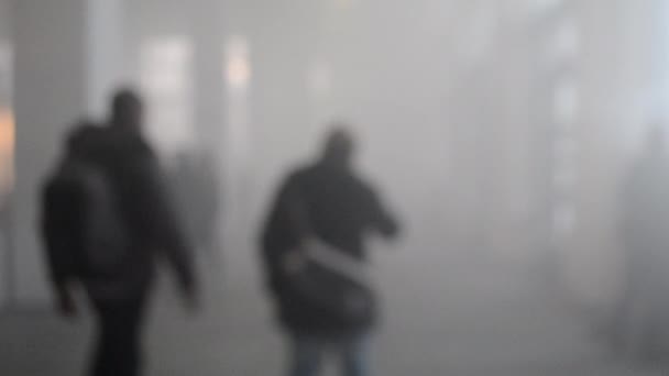 Sok ember séta a füst teli szobában - Felvétel, videó