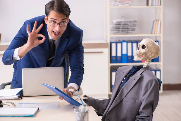 Забавная деловая встреча с боссом и скелетами
 - Фото, изображение