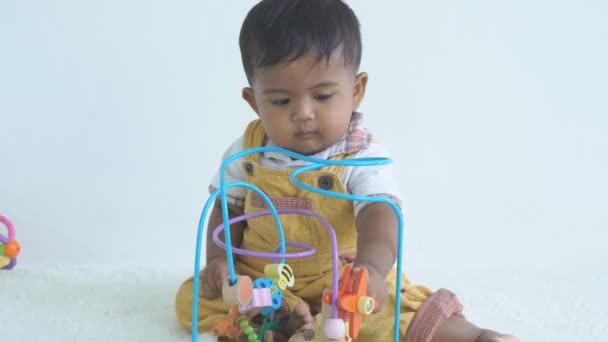 słodkie mały chłopiec grać zabawka  - Materiał filmowy, wideo