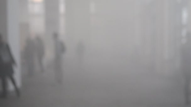 多くの人が煙いっぱい部屋に歩く - 映像、動画