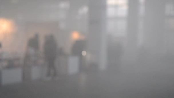 多くの人が煙いっぱい部屋に歩く - 映像、動画