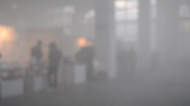 Mnoho lidí chodí v kouři naplněné místnosti - Záběry, video