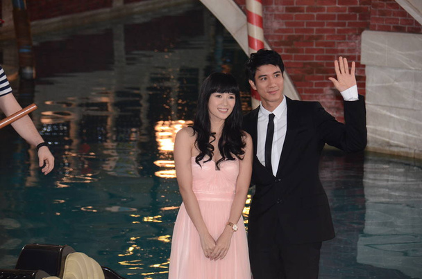 Taiwanese singer and actor Leehom Wang, right, waves next to Chinese actress Zhang Ziyi on a boat as they arrive for a press conference for the new movie, My Lucky Star, at the Venetian Macao-Resort-Hotel in Macau, China, 19 September 2012. - Valokuva, kuva
