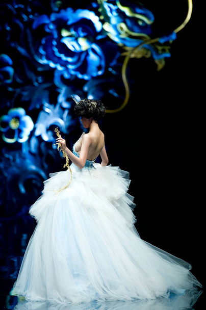 A model presents a creation of designer Guo Pei at the fashion show, Chinese Brides, Dragons Story, in Beijing, China, 6 May 2012. - Foto, Imagen