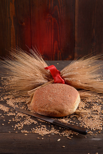 Rustik ev yapımı ekmek mısır ahşap masa üzerinde kulakları ile - Fotoğraf, Görsel