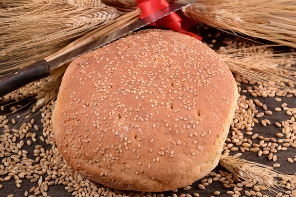 Maalaismainen kotitekoisia leipää korvat granosu puulevy
 - Valokuva, kuva