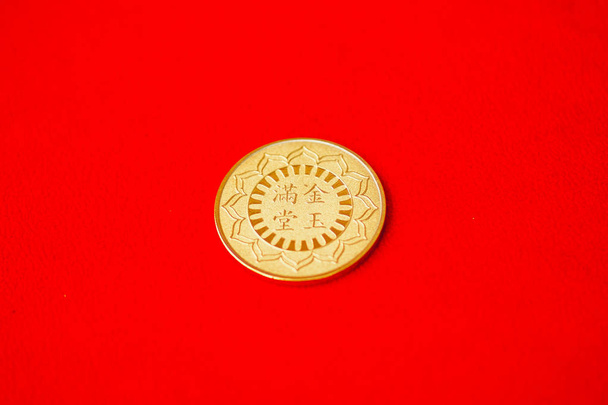 Old Chinese gold retro coin - Фото, зображення