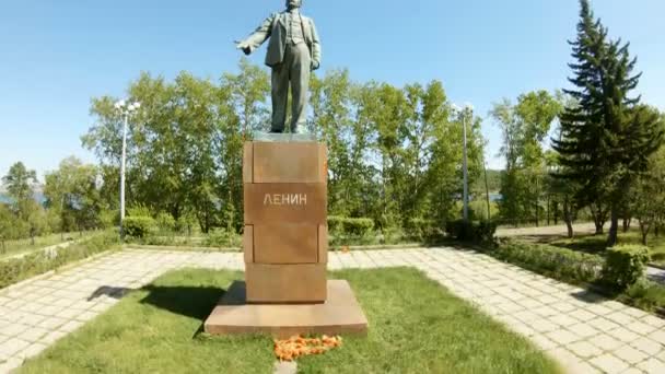 Letecký pohled na pomník, socha Lenina. Jedinečné Panorama. Irkutsk, Rusko. Orientační bod - Záběry, video