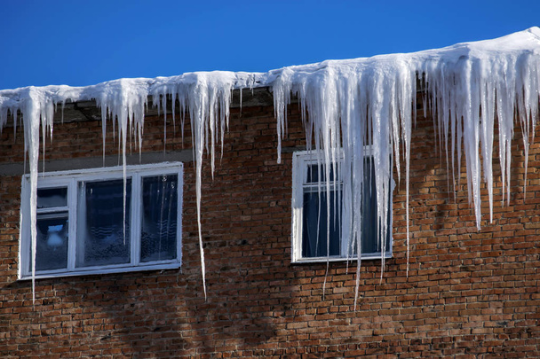 valtava jääpuikot roikkua katosta - Valokuva, kuva
