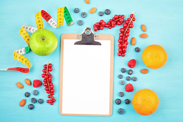 Variedad de frutas y verduras de colores con espacio para copiar. Alimentación saludable, planificación de la dieta, pérdida de peso, desintoxicación, concepto
 - Foto, Imagen