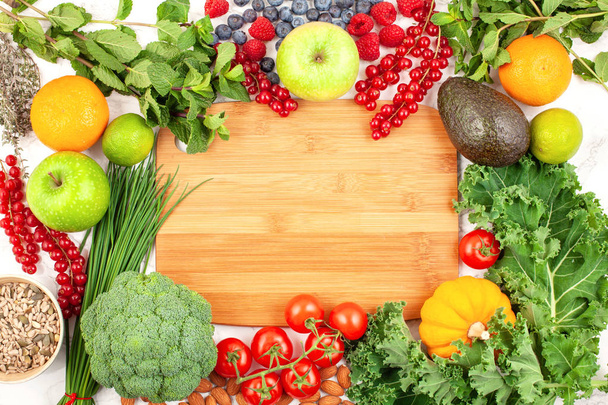 Různé barevné ovoce a zeleniny. Zdravé stravování, plánování stravy, hubnutí, detox, koncept ekologického zemědělství - Fotografie, Obrázek