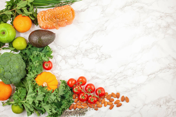 Variedade de frutas e legumes coloridos. Alimentação saudável, planejamento de dieta, perda de peso, desintoxicação, conceito de agricultura orgânica
 - Foto, Imagem