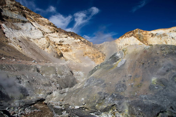 Russland. die Halbinsel Kamtschatka. Vulkan "mutnovskaya sopka" ist einzigartig in dem Krater des Vulkans fließt der Fluss, an dessen Ufern eine Menge rauchender Fumarolen. - Foto, Bild