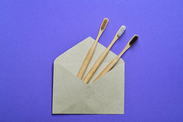 Eco natural bamboo toothbrushes in craft paper envelope - Foto, Bild