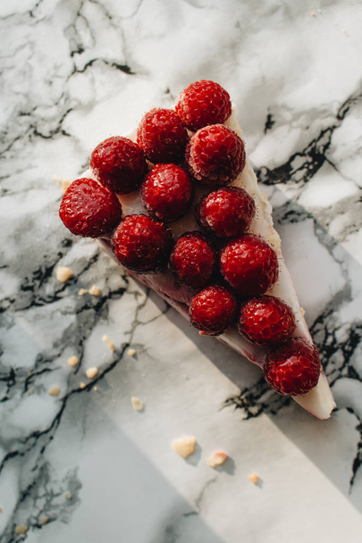 pedazo de delicioso pastel con fresas en la mesa de mármol, postre dulce
  - Foto, Imagen