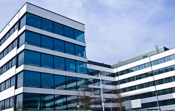 Сучасний дизайн офісної будівлі в Познані, Польща. - Фото, зображення