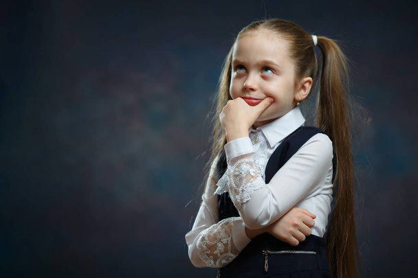Симпатичный портрет девушки из начальной школы Кавказа
 - Фото, изображение