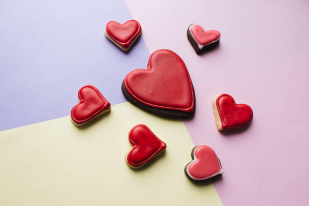 ciasteczka w kształcie serca z czerwonych glazury - Zdjęcie, obraz