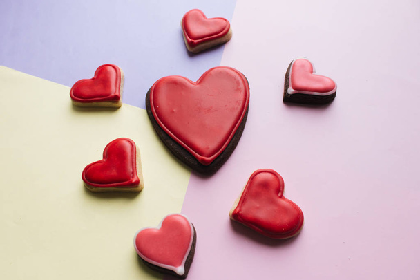 ciasteczka w kształcie serca z czerwonych glazury - Zdjęcie, obraz