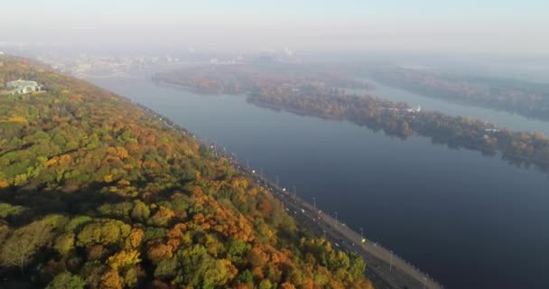 Ostrov se nachází Pivdennyy, letecký pohled na řeky Dněpr, letecký pohled na podstatu kopců Kyjev, Ukrajina - Záběry, video