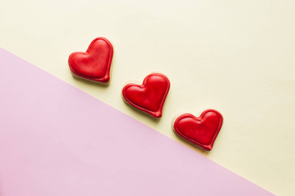 cookies in hart vorm met rode glazuur - Foto, afbeelding