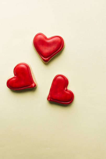 biscoitos em forma de coração com esmalte vermelho
 - Foto, Imagem
