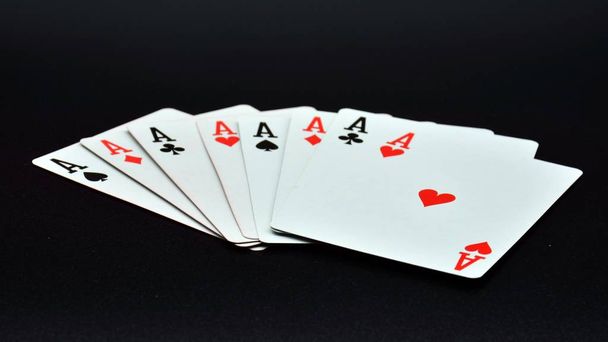 cartas con juegos de póquer ganadores
 - Foto, imagen
