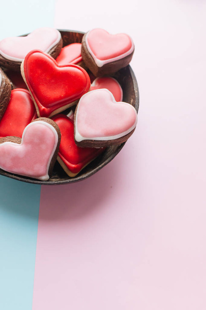 tigela com biscoitos em forma de coração com esmalte vermelho
 - Foto, Imagem