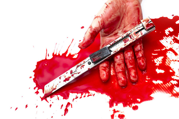 Cutter Messer blutig in der Hand Dame auf weißem Hintergrund, soziale Gewalt Halloween-Konzept - Foto, Bild