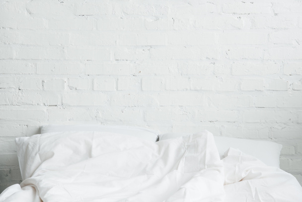 leeres und gemütliches Bett mit weißen Kissen und Decke  - Foto, Bild