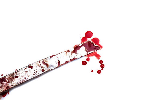 Cuchillo de corte sangriento sobre fondo blanco, concepto de Halloween violencia social
 - Foto, imagen