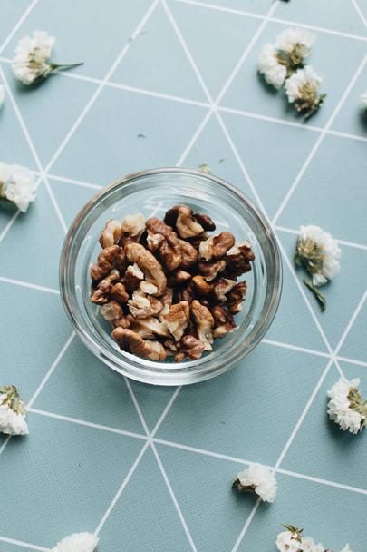 hromadu vyloupané vlašské ořechy ve skleněné míse, zdravé stravovací koncept - Fotografie, Obrázek