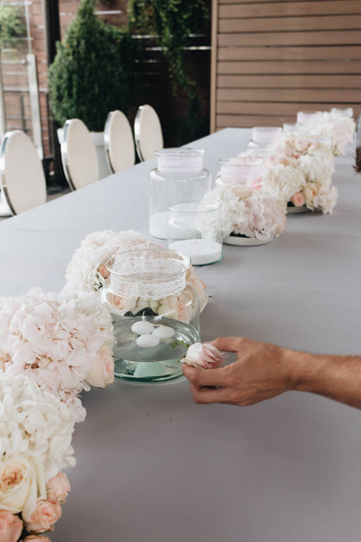 flowers on the table, elegant floral decoration - Foto, Imagem