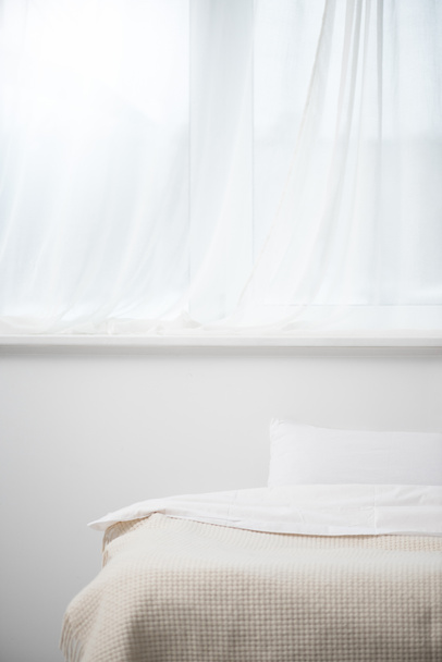 selective focus of bedroom with pillow on cozy bed - Fotoğraf, Görsel