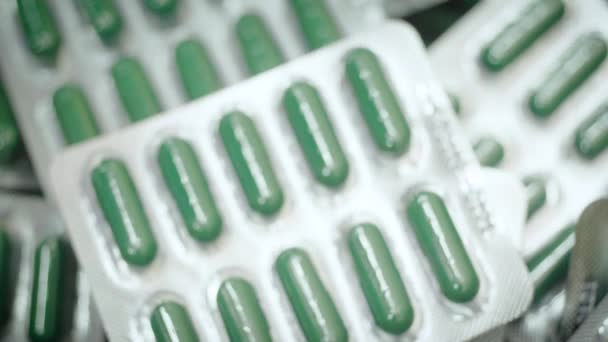 Caindo pílulas cápsula verde na embalagem blister
 - Filmagem, Vídeo