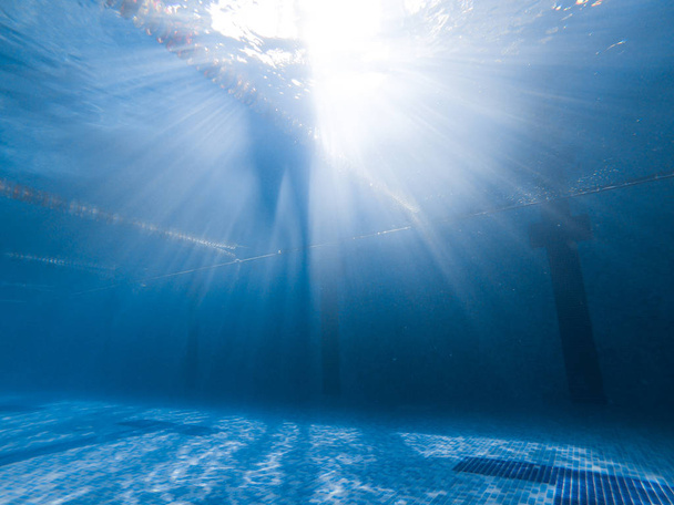 vista de la encuesta bajo el agua. Azul. Deporte. estilo de vida
 - Foto, Imagen