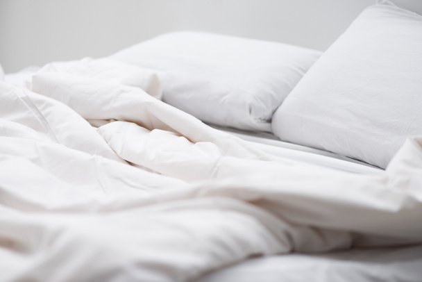 foyer sélectif du lit avec oreillers blancs et couverture
  - Photo, image