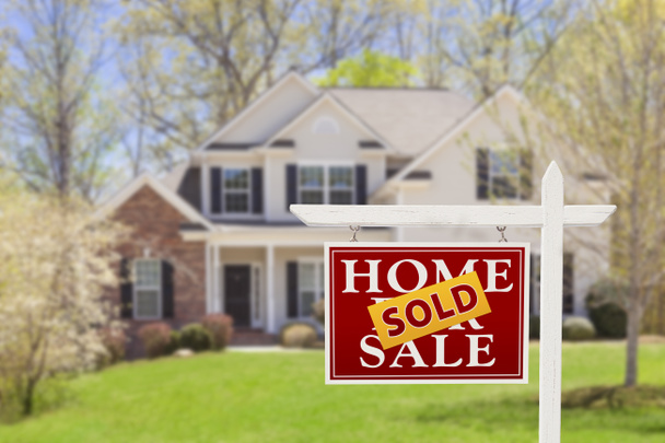 Satılık Emlak işareti ve ev için satılan ev - Fotoğraf, Görsel