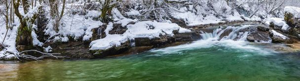 Река с лазурными водами зимой
 - Фото, изображение