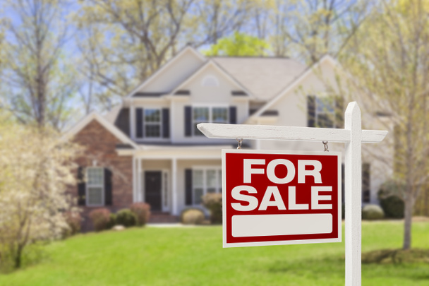 ev Satılık Emlak işareti ve ev için - Fotoğraf, Görsel