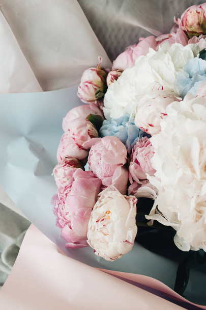 Hermoso ramo de primavera con flores tiernas rosas y blancas - Foto, Imagen
