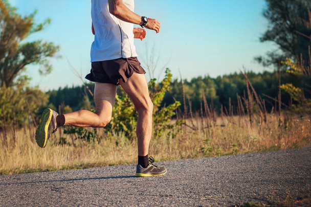 Бегущий человек спортивного телосложения в шортах, футболках и кроссовках
 - Фото, изображение