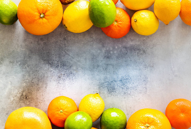 石のカウンター トップに柑橘系の果物 - 写真・画像