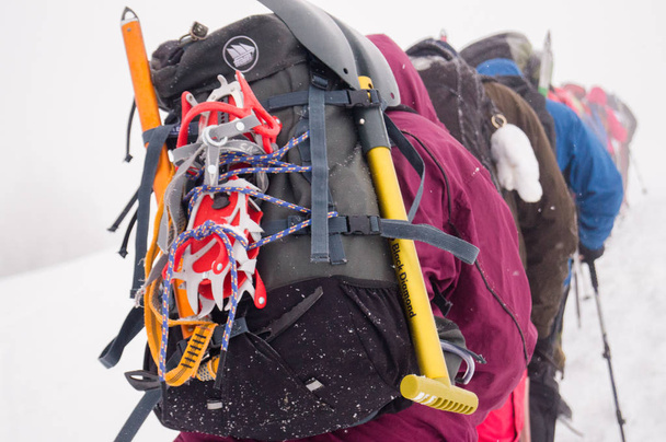 Equipo de escalada; pala de nieve en una mochila; gatos trepadores; hacha de hielo; Equipo de escaladores en el sendero; Escaladores en la nieve
; - Foto, imagen