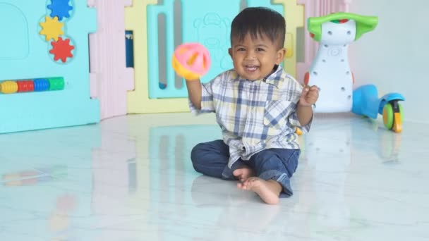 Söpö pieni vauva poika pelata lelu  - Materiaali, video