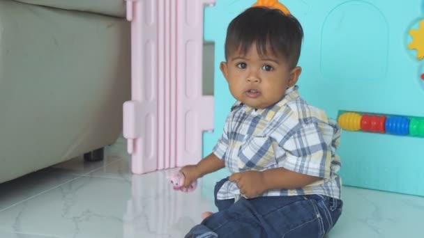 Sevimli küçük erkek bebek oyuncak oynuyor  - Video, Çekim